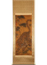 [:ja]片山楊谷画 那波魯堂賛　松下猛虎図[:en]Painted by Katayama Youkoku, inscription by Naba Rodou / Tiger under the pine tree[:]